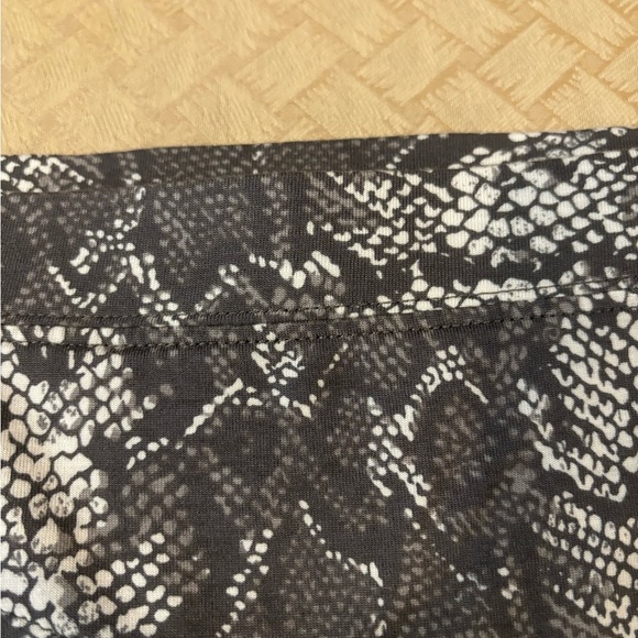 ❤️2/$15 or 3/$21❤️ INC Grey Snakeskin Print Tiered Skirt, Size XL - Picture 7 of 9